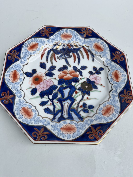 Plato octogonal de porcelana Imari de 26,5 cm.
