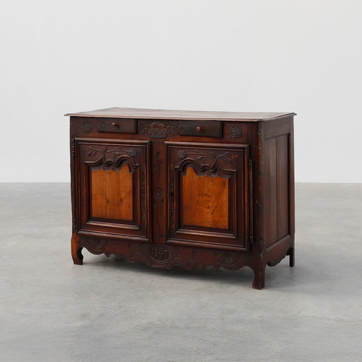 Rare meuble ou buffet sculpté de style provincial français, daté de 1841, avec une belle patine d'usage
