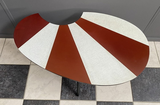 Image 1 of Mesa a rayas en forma de riñón, años 60, con tablero de formica.