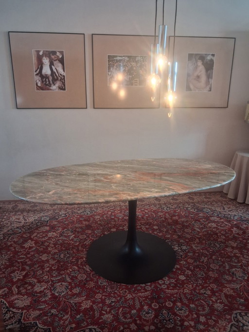 Tulip table 'Arkana' from the 1960s with an oval mint-green top in Salomé marble.
