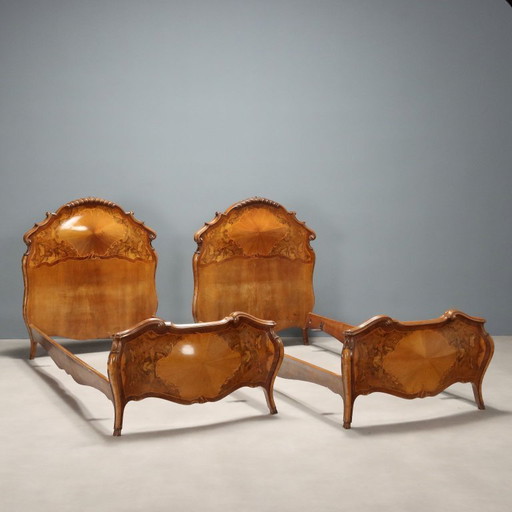 Coppia di letti in stile