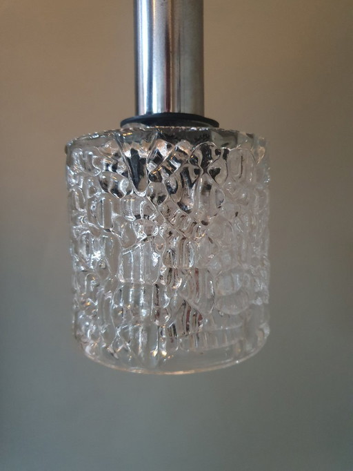 Pendelleuchte im futuristischen Stil mit Crackle-Glas und Chromfassung.