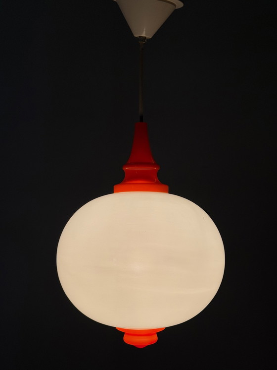 Image 1 of Space Age hanglamp met melkglazen bol en oranje accenten