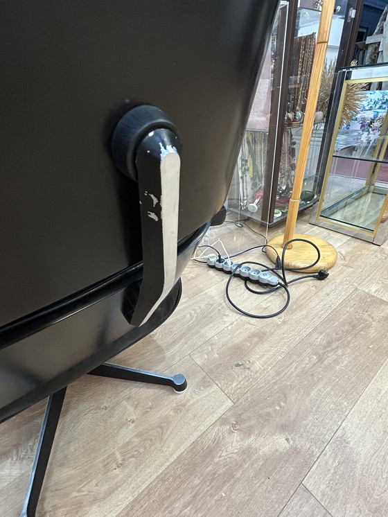 Image 1 of Een paar Eames loungestoelen