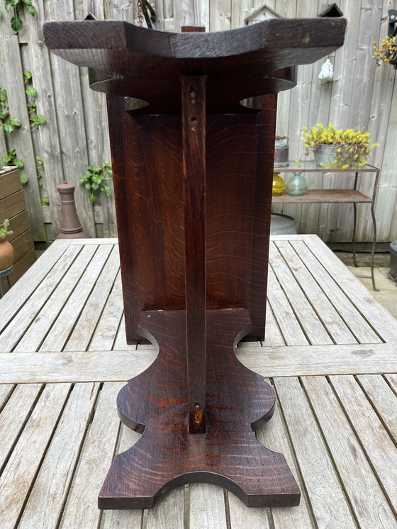 Image 1 of Table d'appoint de l'école d'Amsterdam | Chêne massif | 1920-1940 | Unique Craftsmanship