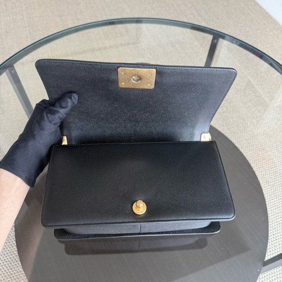 Image 1 of Borsa Chanel Boy Medium - Caviar 25 cm trapuntata con finitura granulata dorata Serie 24