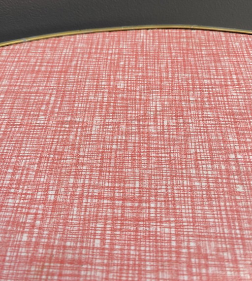 Rode en witte driehoekige bloementafel uit de jaren 60 (lijkt roze).