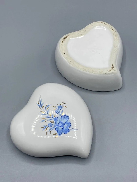 Hartvormig porseleinen doosje met blauw bloemenmotief en gouden accenten. – Decoratieve objecten, Porcelain (photo 3 of 5)