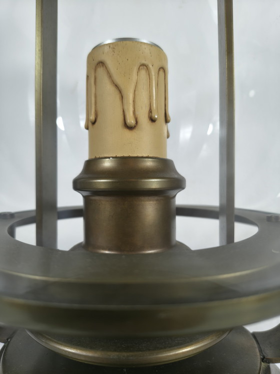 Image 1 of Lampe de table lanterne vintage en laiton avec globe en verre et porte-bougie