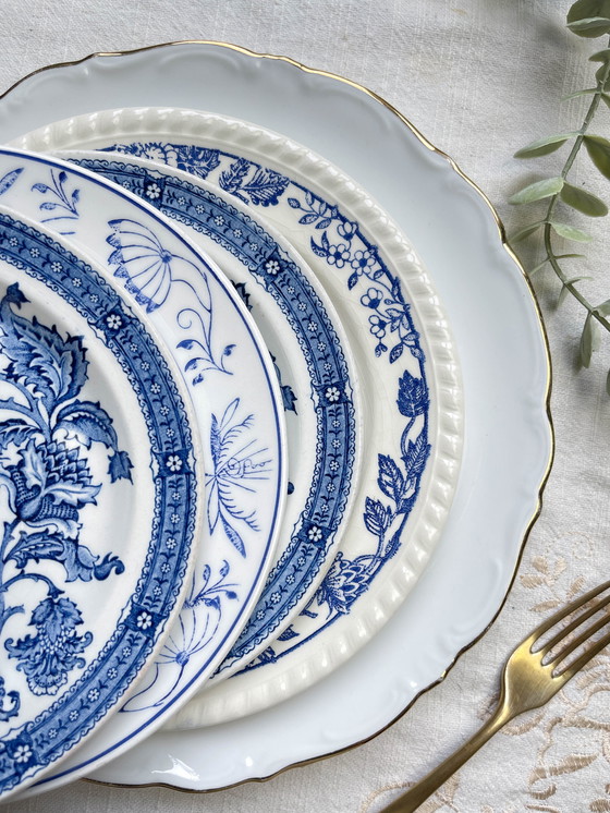 Image 1 of 6 piatti vintage in porcellana bianca e oro + 6 piccoli piatti Ridgway giacobini blu spaiati