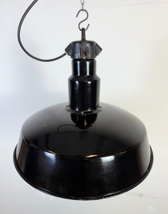 Image 1 of Grande lampe industrielle en émail noir avec abat-jour en fonte, années 1950