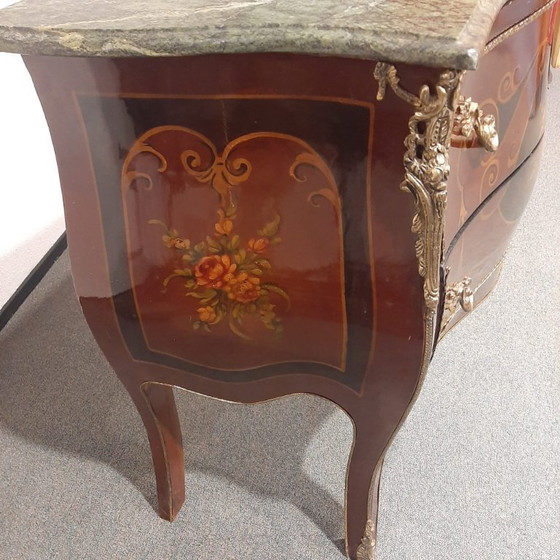 Image 1 of Commode bombée de style Louis XV français avec plateau en marbre