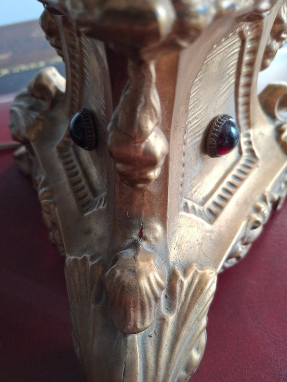 Image 1 of Pied de lampe ancien pique-cierge en métal doré repoussé avec cabochons en verre, XIXème siècle, monté à l'électricité