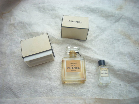 Flacone originale vintage di profumo Chanel n. 5 degli anni '60 (quasi vuoto, ma ancora profumato) e una (photo 6 of 8)
