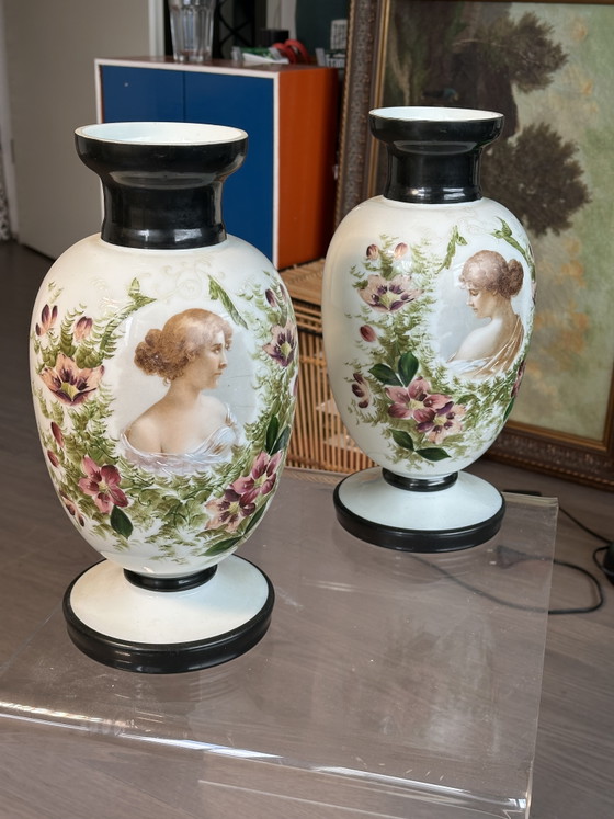 Image 1 of Wunderschönes Paar antiker viktorianischer Porträtvasen – Bristol-Opalglas (2er-Set)