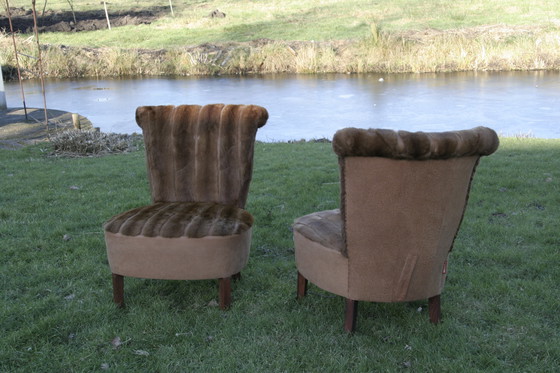 Image 1 of 2 identieke, antieke fauteuils met bekleed met bont en leer