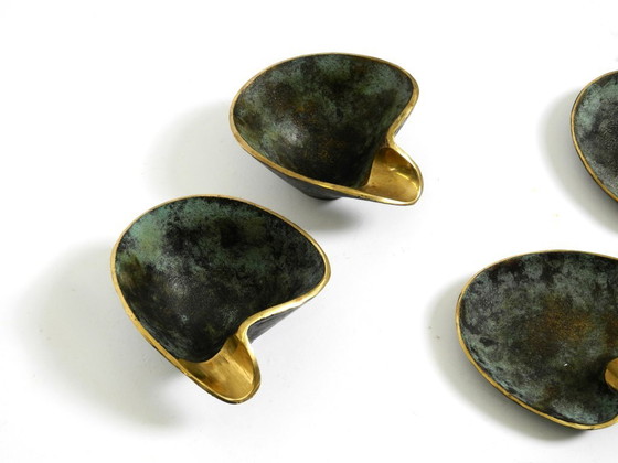 Image 1 of Bellissimi e molto rari, cinque posacenere da tavolo in ottone pesante della metà del secolo, realizzati da Carl Auböck, Austria