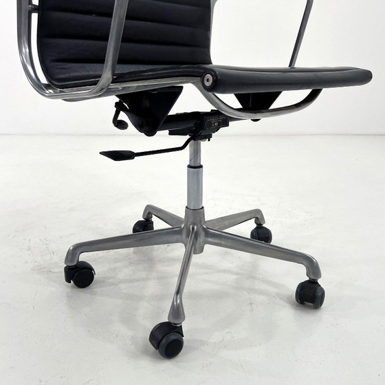 Silla de escritorio Eames EA119 de cuero, diseñada por Charles y Ray Eames para ICF, década de 1970. (photo 7 of 10)