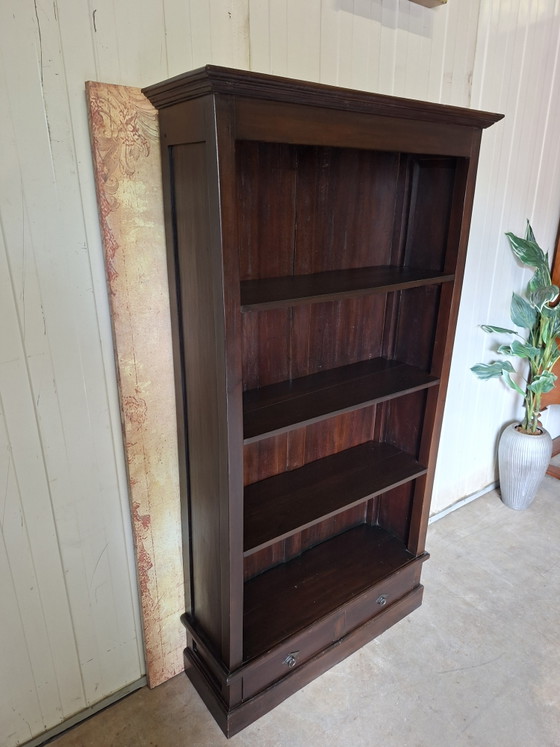 Image 1 of Dimensiones de la librería colonial de teca: 97 x 32 cm y 180 cm de alto.