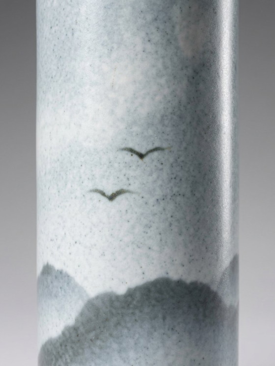Virebent Cylindrical Porcelain Vase – Blue-Grey Landscape – 21 cm (photo 5 of 7)