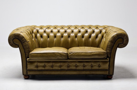 Image 1 of Vintage Chesterfield bank uit het midden van de 20e eeuw, gemaakt van zeegroen leer.
