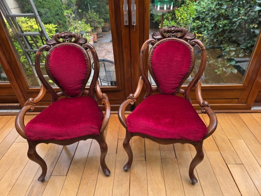 Deux chaises antiques avec revêtement rouge