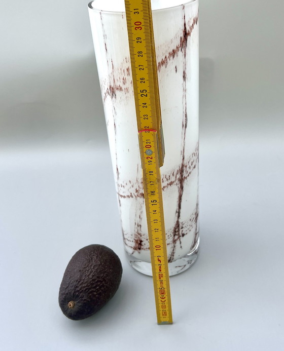 Image 1 of Große Studioglas-Vase – weiß mit rotbrauner Faden-Schmelztechnik