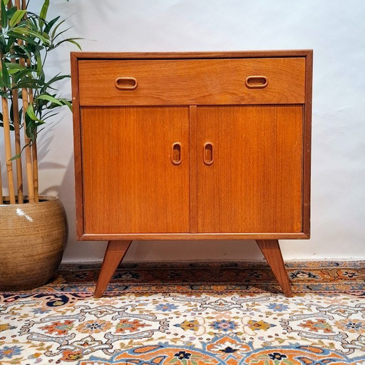 Meuble vintage en teck des années 1960, avec ses pieds inclinés caractéristiques. – kasten, Wood