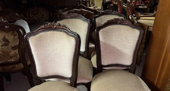 Image 1 of 4 chaises de salle à manger classiques en noyer