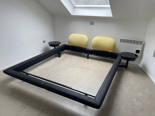 Bettumrandung, Stützkissen und Nachttische mit Schubladen