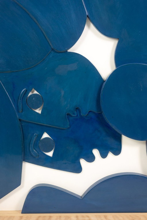 „Die Zwillinge“. Flachrelief aus blau lackiertem Holz. Zeitgenössisch.