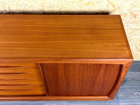 Image 1 of Dressoir/ladekast van teakhout uit de jaren 60/70 van Dyrlund, gemaakt in Denemarken.