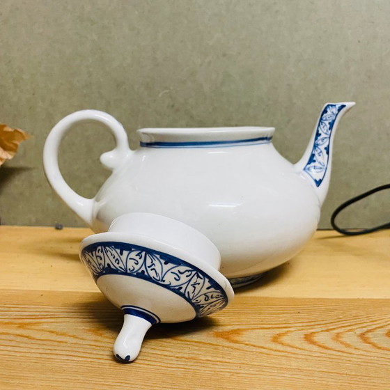 Image 1 of Théière vintage en porcelaine blanche et bleue peinte à la main