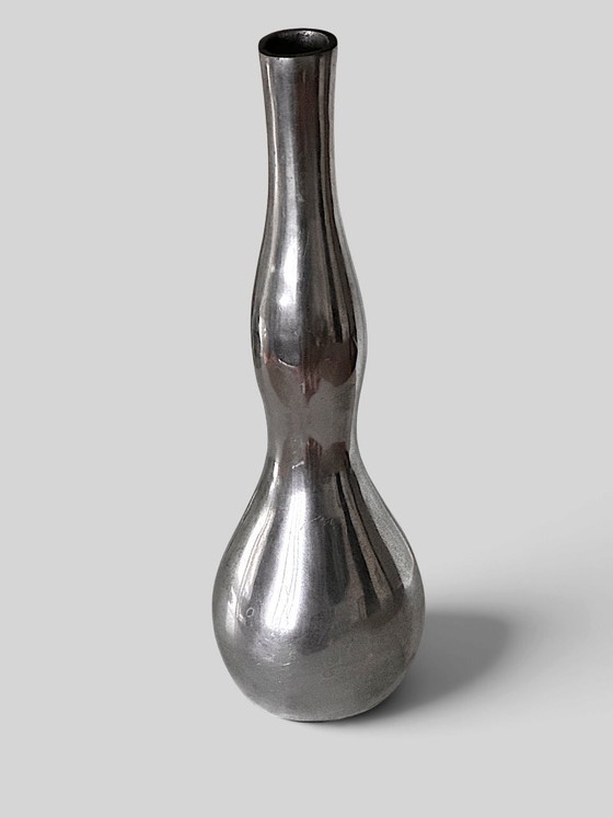 Vase bouton en métal argenté vintage – Aluminium (photo 5 of 8)