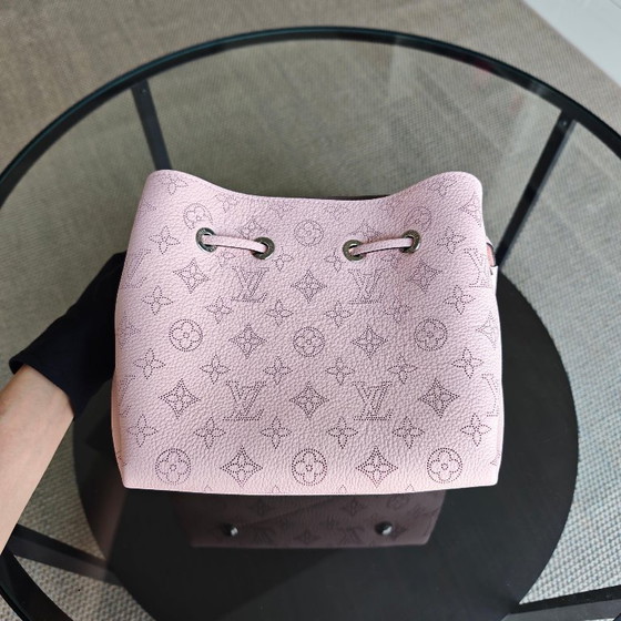 Image 1 of LOUIS VUITON BELLA BUCKET TAS SAKURA ROZE KALFSLEER MET GOUDEN BESLAG