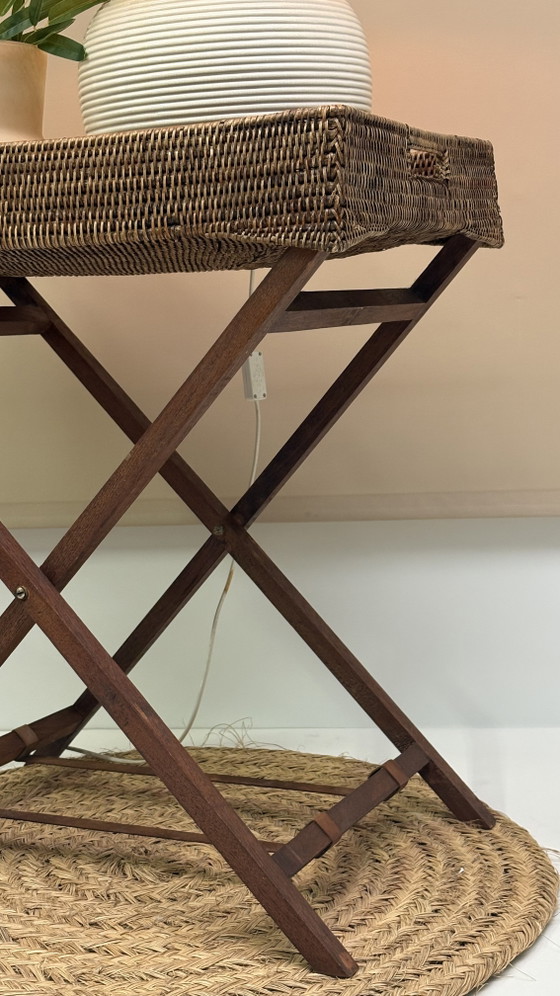 Image 1 of Plateau de service vintage en rotin / plateau de majordome pliant en bois
