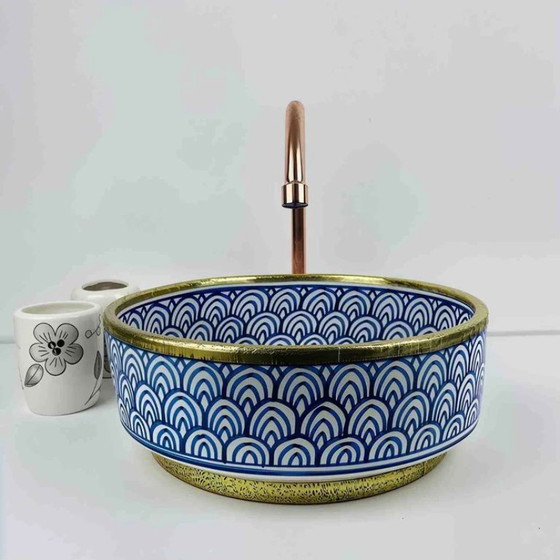 Image 1 of Lavabo marroquí azul pintado a mano con borde de latón elegante