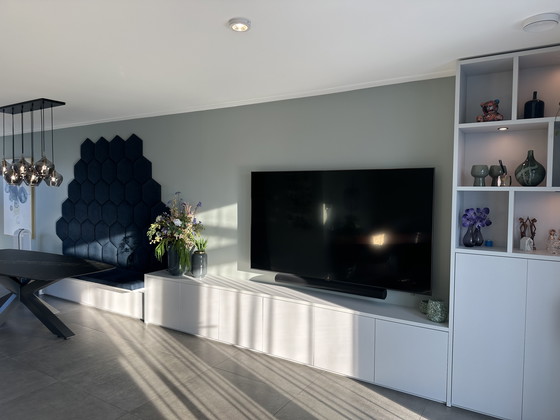 Image 1 of Pensile con panca da pranzo e pannelli murali esagonali