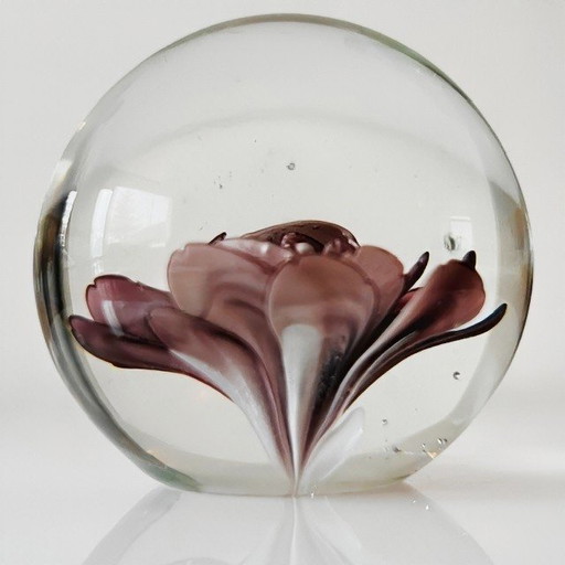 Vintage glazen Presse papier paarse bloem Hollywood Regency