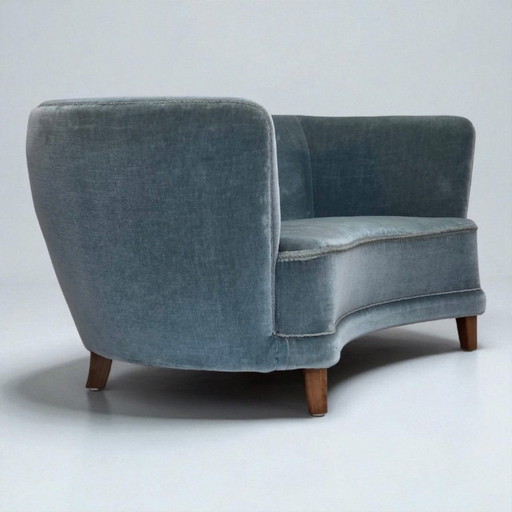 Sofá curvo danés de 2 plazas de los años 70, tapizado en terciopelo azul.