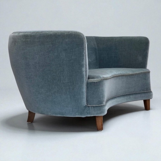 Image 1 of Divano curvo danese a 2 posti, anni '70, rivestimento in velluto blu.