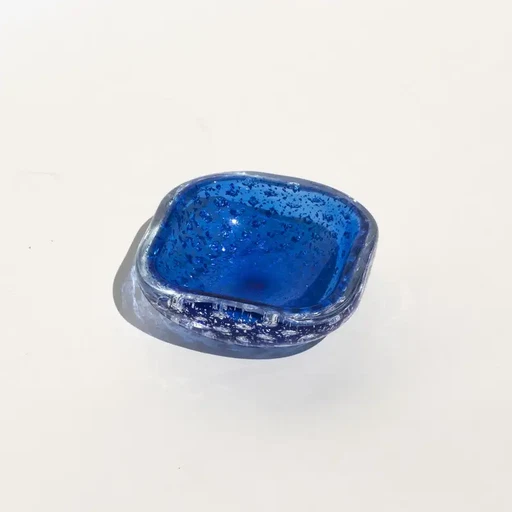Vintage Muranoschale aus den 1960er Jahren aus blauem Muranoglas mit silbernen Metallflocken