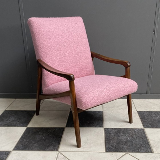Roze Fauteuil van Jiri Jiroutek jaren 60 opnieuw bekleed in Bouclé Roze – Textile, Wood, Vintage (photo 2 of 14)