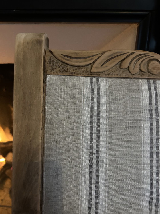 Image 1 of Antiek eiken stoeltje met houtsnijwerk en bekleed met Frans linnen