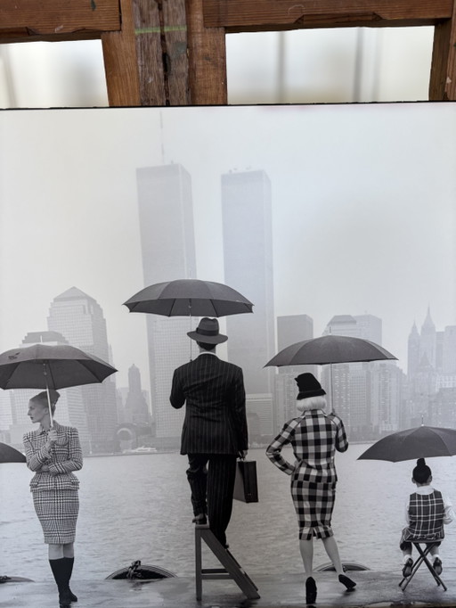 Immagine pubblicitaria vintage di Chanel su legno.