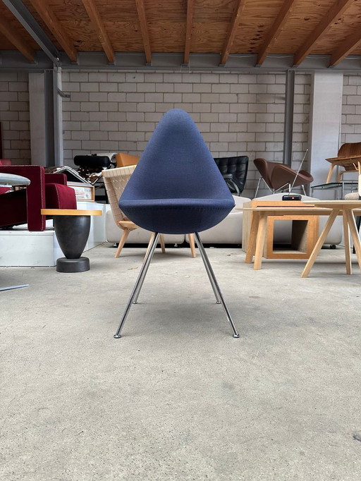 Sedia Drop 3110 di Fritz Hansen, disegnata da Arne Jacobsen.