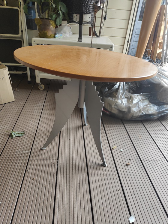 Image 1 of Tavolino di design con piano girevole e struttura in metallo