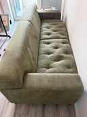 Moderno divano a 3 posti color verde oliva in tessuto effetto scamosciato