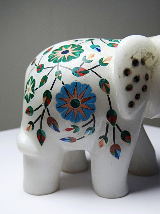 Image 1 of Elefante indiano decorativo in alabastro intarsiato con pietre, artigianato vintage