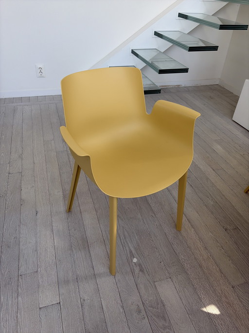 Chaise Kartell Piuma, couleur moutarde